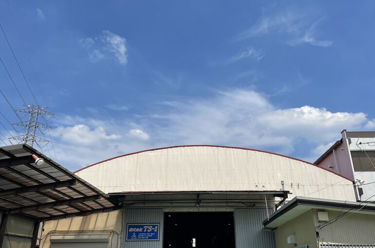 倉庫正面　夏空